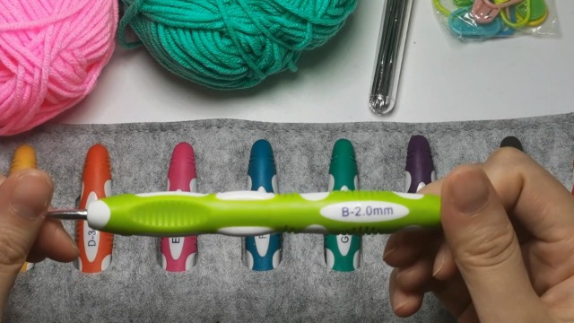 Amazon.com: Ergonomic Crochet Hooks with Roll Felt Bag, Crochet